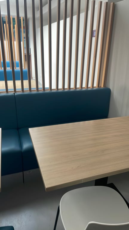 Banc en cuir bleu avec pieds métalliques