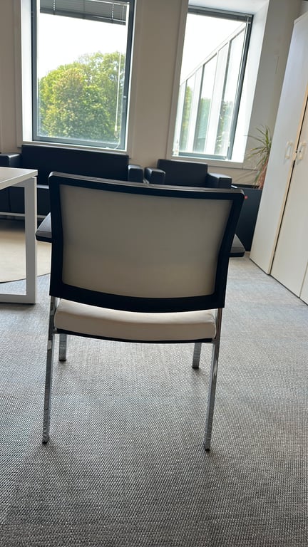 Chaise de réunion en cuir blanc - arriere