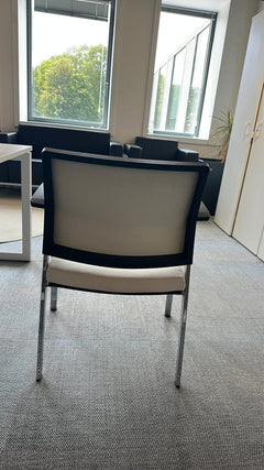 Chaise de réunion en cuir blanc - arriere