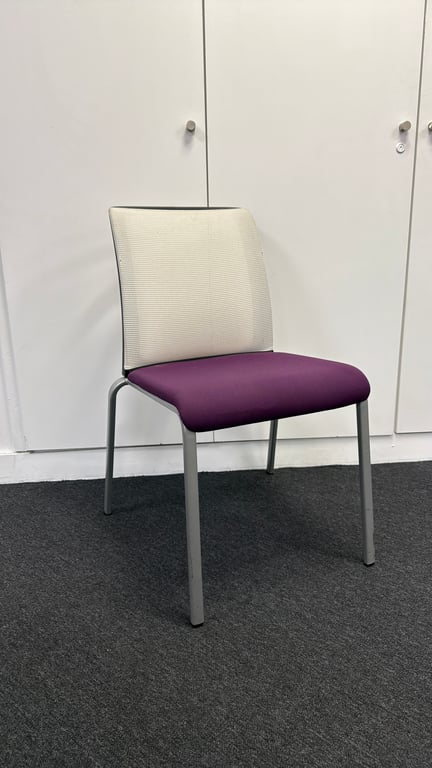 Chaise de réunion en résille et tissu - 3-4