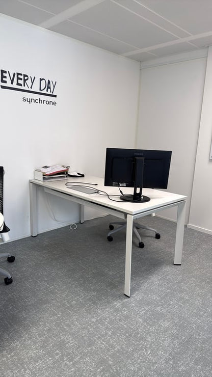 Bureau droit 160 cm avec accès top et goulotte