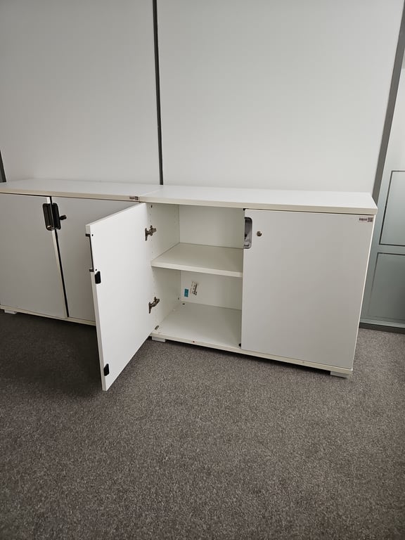 Armoire basse avec clés