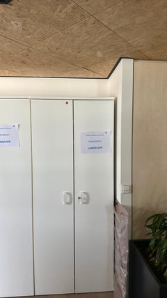 Bibliothèque en bois blanc avec portes battantes - face