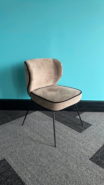 Fauteuil en velours avec pieds en métal