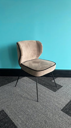 Fauteuil en velours avec pieds en métal
