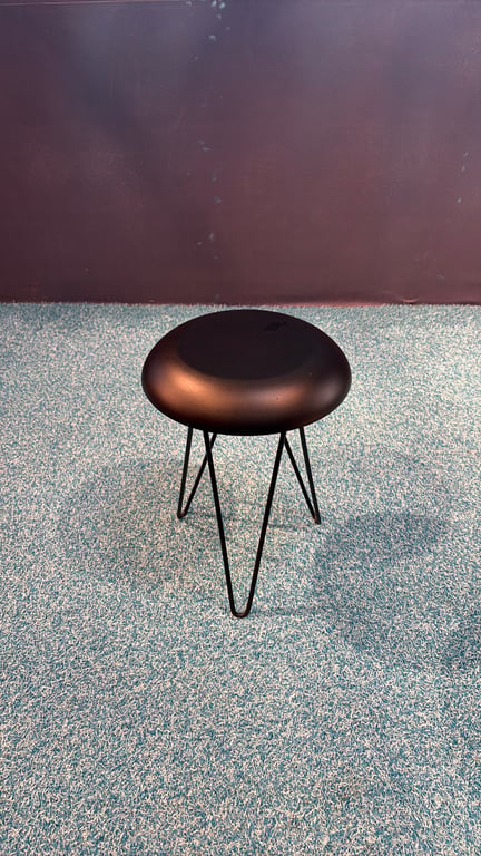 Table basse ronde en métal noir - 3-4