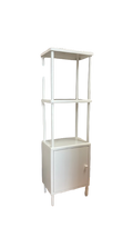 Rangement en métal blanc avec portes battantes
