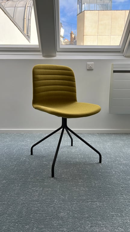 Chaise de réunion en tissu avec piètement droit