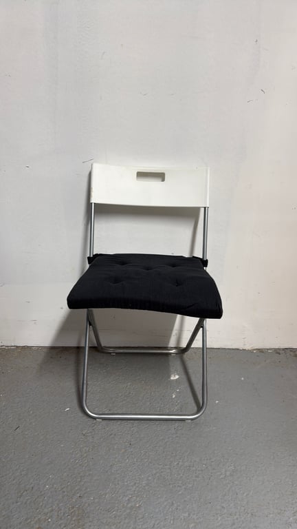 Chaise de cafétéria IKEA Gunde blanc avec coussin