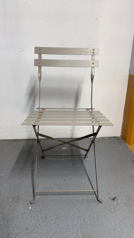 Chaise pliante en métal kaki - face