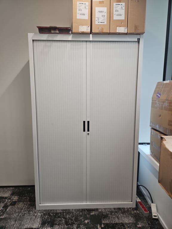Armoire haute à rideaux - face
