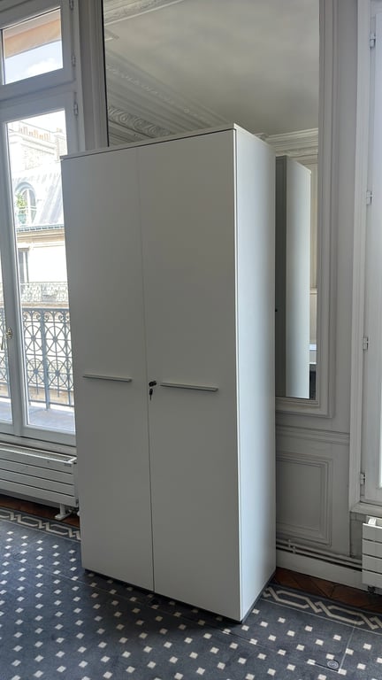 Armoire haute avec portes battantes et fermeture à clé - 3-4