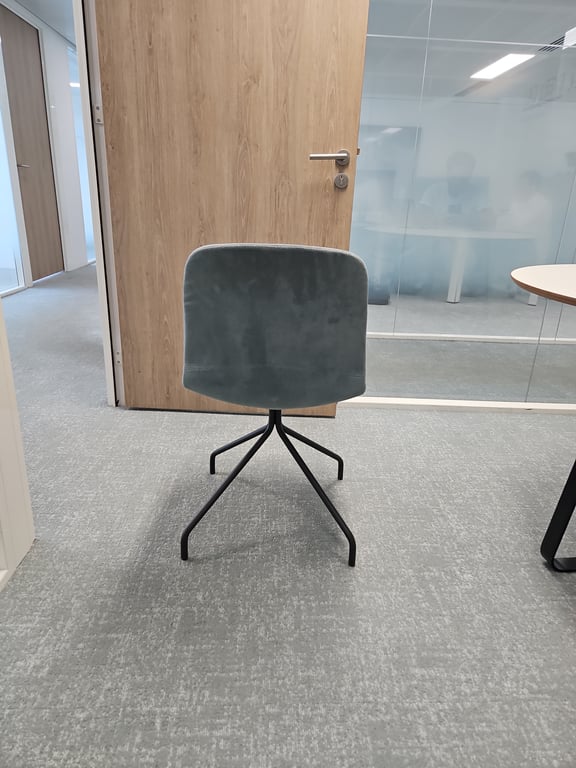 Chaise de réunion sans accoudoirs en tissu rembourré
