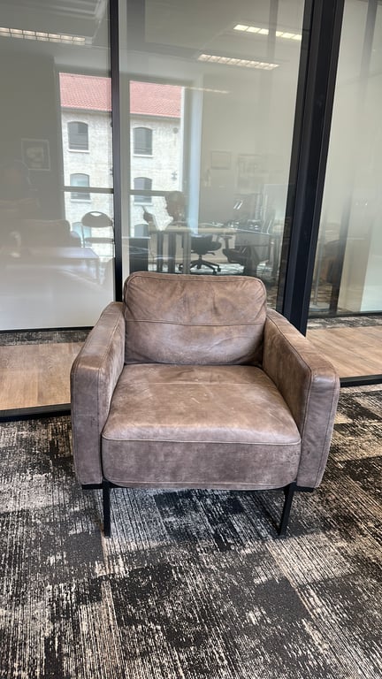 Fauteuil en cuir avec accoudoirs - face