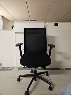 Fauteuil de bureau avec roulettes et rotation de l'assise