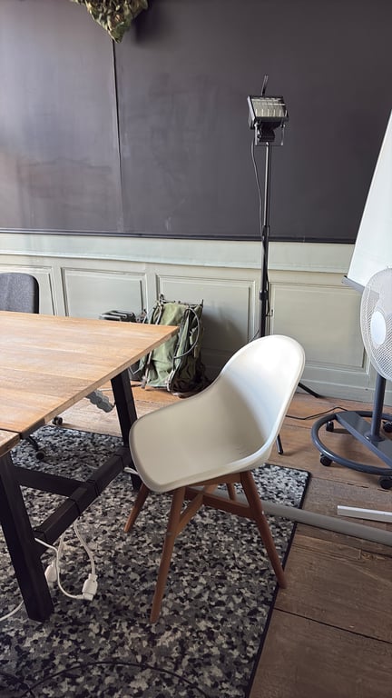 Chaise de réunion en plastique avec pieds en bois - 3-4