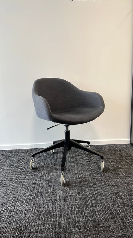 Chaise de réunion avec accoudoirs et roulettes en tissu waikawa gray