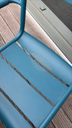 Chaise d'extérieur bleue en métal