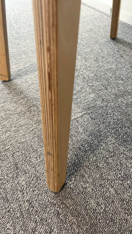 Chaise de réunion en bois et plastique