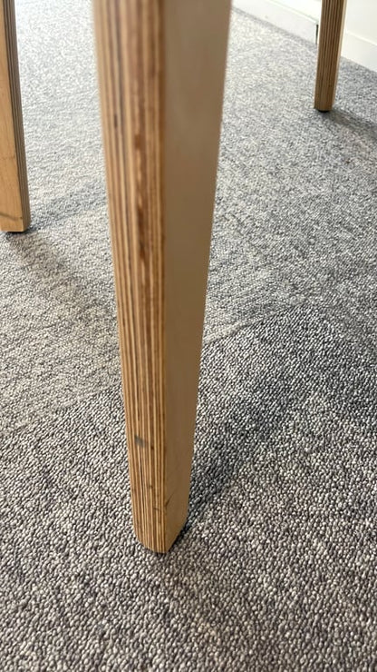 Chaise de réunion en bois et plastique