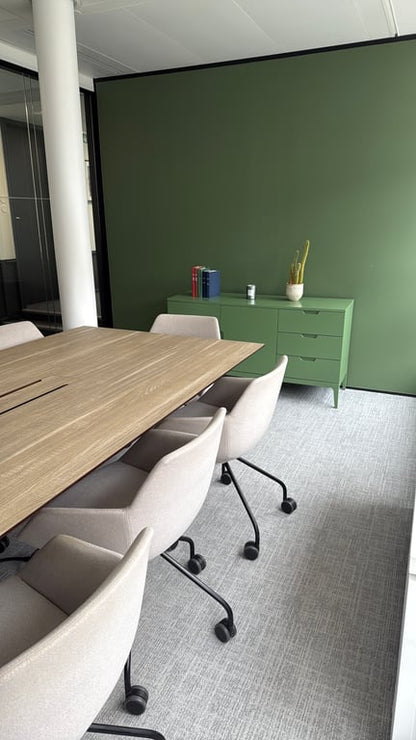 Armoire basse en mélaminé avec portes battantes