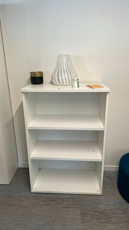 Bibliothèque en bois mélaminé blanc - face