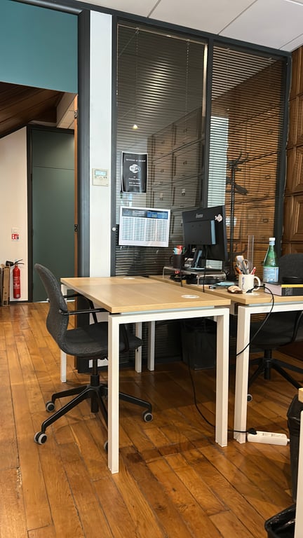 Bureau droit 120x60 clair avec obturateur et goulotte