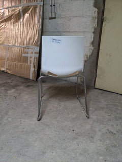 Chaise de cafétéria plastique blanc - arriere
