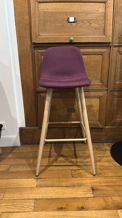 Tabouret haut en bois et tissu violet - face