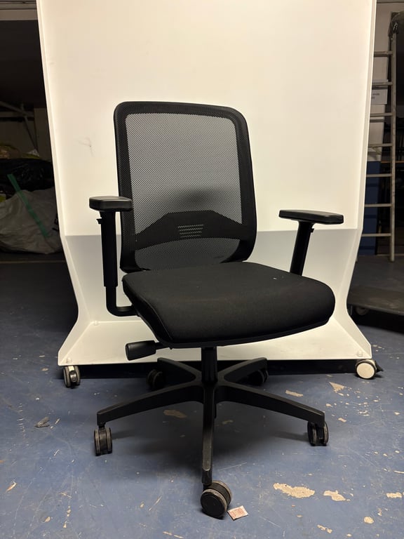 Fauteuil de bureau avec roulettes et dossier en résille