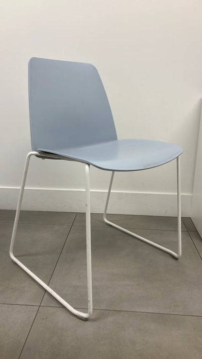 Chaise de cafétéria bleu clair en plastique