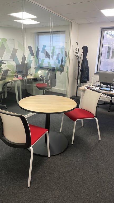 Chaise de réunion en tissu rouge avec dossier en résille - 3-4