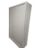 Armoire haute avec rideaux