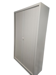 Armoire haute avec rideaux