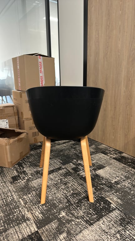 Chaise de réunion - coque plastique noir et pieds couleur chêne - arriere