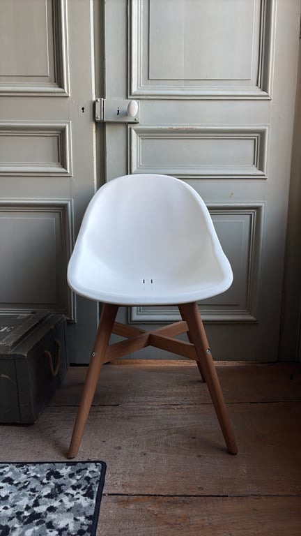 Chaise de réunion en plastique avec pieds en bois - 3-4