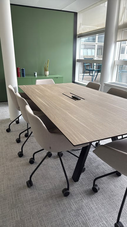 Chaise de réunion en coque avec roulettes