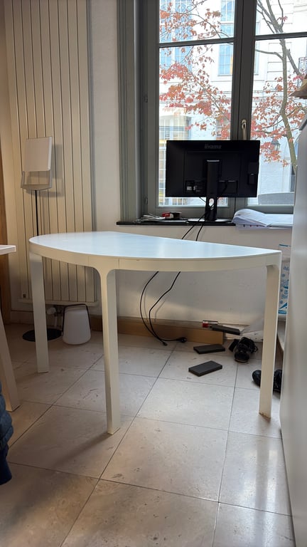 Bureau droit en mélaminé et métal blanc - 3-4
