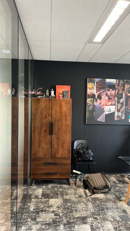 Armoire haute en bois massif - ambiance