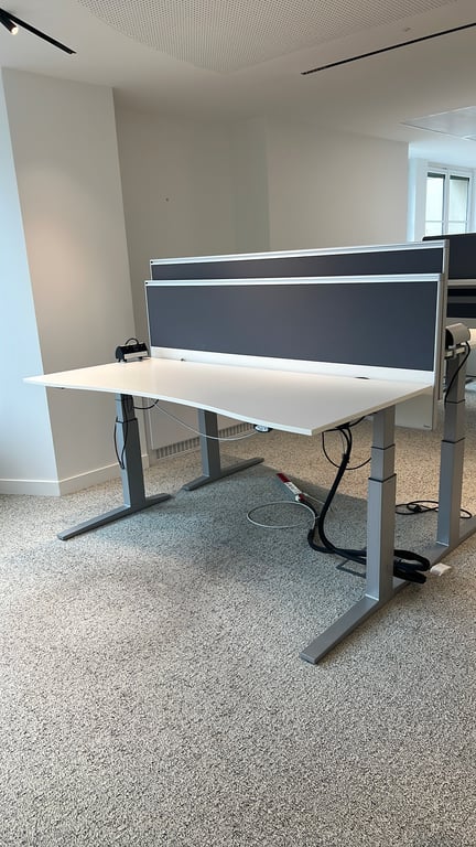 Bureau réglable 180x80 Bene - Level lift - avec cloison - face