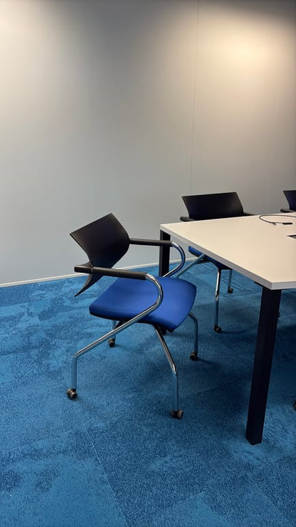 Chaise de réunion avec accoudoirs et roulettes