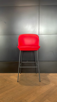 Tabouret haut cuir rouge et métal noir