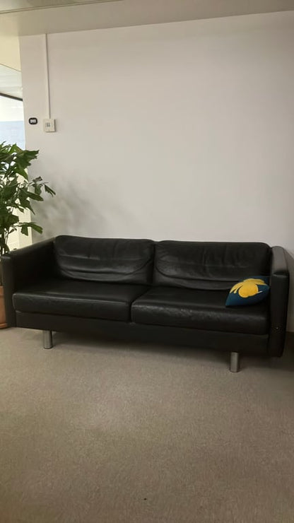 Canapé noir rectangulaire avec accoudoirs