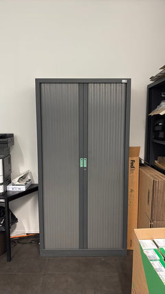 Armoire haute avec portes à rideaux et fermeture à clé