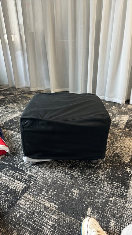 Pouf en tissu noir - face