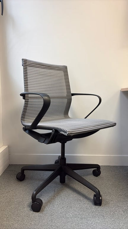 Fauteuil de bureau ergonomique avec roulettes et dossier résille