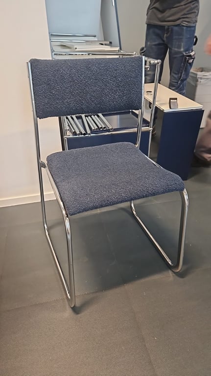 Chaise traineau en métal chromé tissu bleu