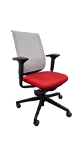 Fauteuil de bureau avec dossier en résille, accoudoirs réglables et piètement étoile