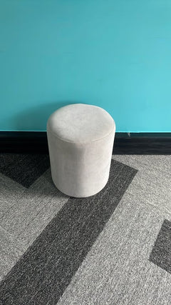 Pouf en velours gris clair