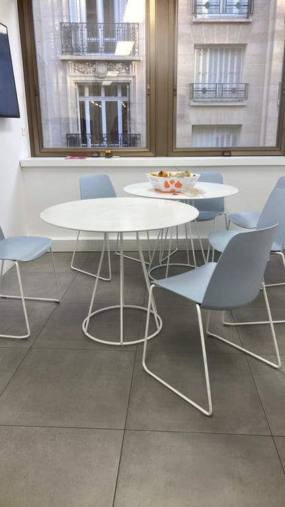 Chaise de cafétéria bleu clair en plastique